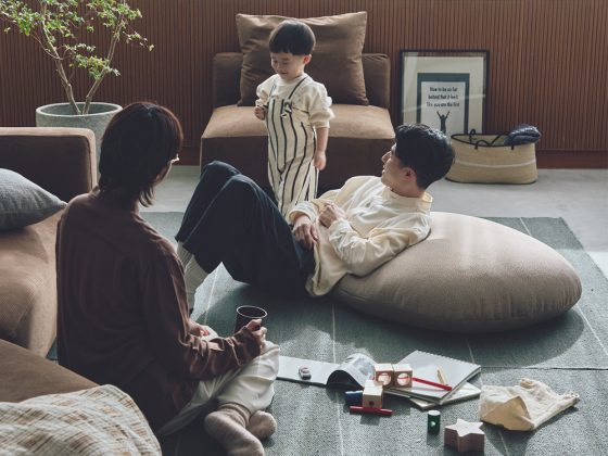 ソファがあるのに、なぜか床に座ってしまう ─ そんな日本人のための特等席。フロアライフを楽しむクッションソファ「BUFFI（バッフィ）」新登場