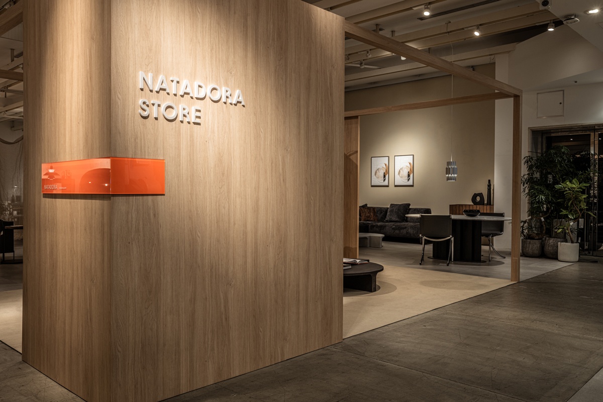 主役のソファを彩り、暮らしを包み込む。家具ブランド「NATADORA」の 