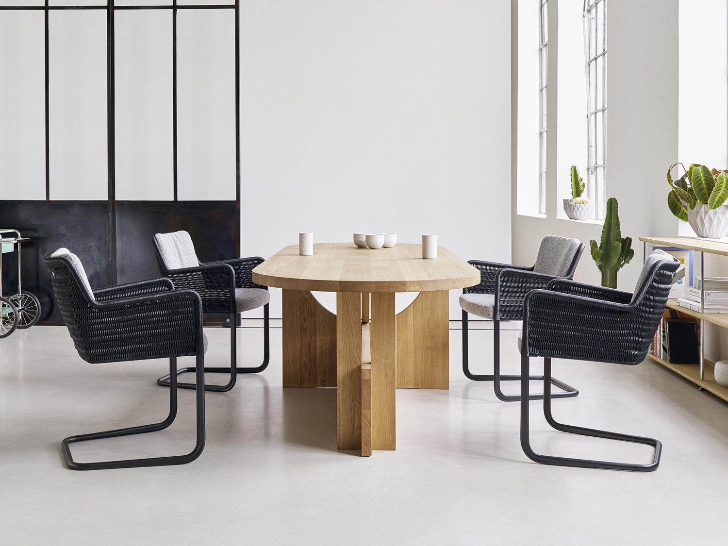 D43 ARM CHAIR